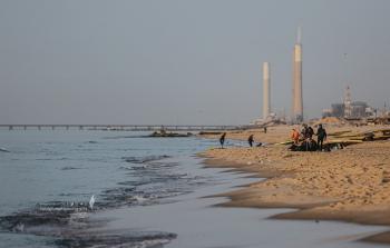 بلدية غزة تنفذ مبادرة لتنظيف شاطئ البحر بمشاركة مجموعات شبابية