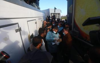 جانب من وصول دفعة لقاحات كورونا إلى غزة قبل أيام
