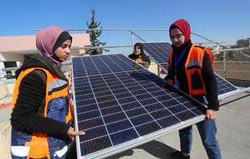 شابات فلسطينيات يتدرّبن على تركيب الخلايا الشمسية في غزة