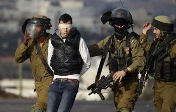 قوات الاحتلال الاسرائيلي تعتقل فلسطيني - ارشيفية