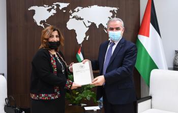 اشتية يتسلم تقرير انجازات ديوان الفتوى والتشريع