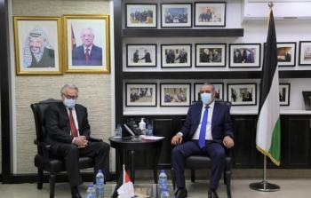 حسين الشيخ يستقبل المبعوث الأممي الجديد لعملية السلام بالشرق الأوسط