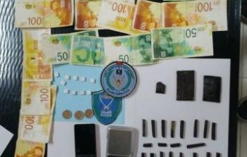 مضبوطات كانت بحوزة أحد تجار المخدرات