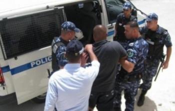 الشرطة الفلسطينية تقبض على متهم.jpeg