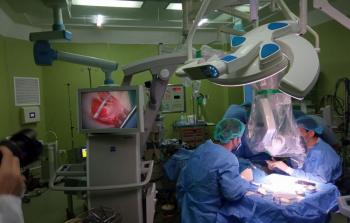 عملية زراعة قوقعة لطفلة بأيدي طبية فلسطينية