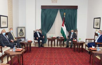 الرئيس محمود عباس خلال استقباله رجل الأعمال صبيح المصري