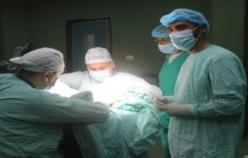إجراء عملية جراحية في مجمع ناصر الطبي