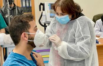 خلال تطعيم المواطنين الفلسطينيين ضد كورونا - أرشيف