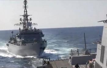 سفينة حربية روسية ومدمرة أمريكية في ميناء عربي