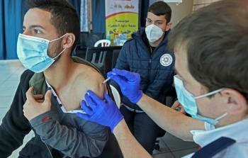 تطعيم العمال في إسرائيل بلقاح كورونا