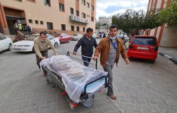 أحد الشهداء الثلاثة بعد وصوله إلى المستشفى