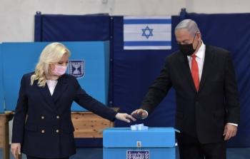 نتنياهو يقوم بالتصويت برفقة زوجته سارة