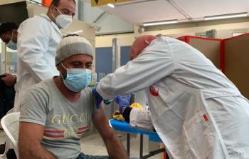 تطعيم لقاح كورونا للعمال الفلسطينيين