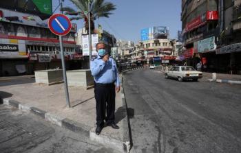 شرطي يرتدي كمامة وسط محافظة نابلس