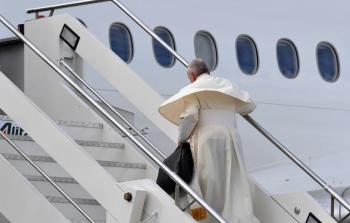 البابا فرانسيس أثناء صعوده على طائرته - أرشيف