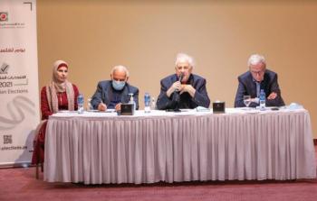 لجنة الانتخابات تطلع الفصائل الفلسطينية على إجراءات الترشح