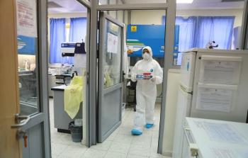 جانب من العمل في مختبرات فحص كورونا بوزارة الصحة الفلسطينية