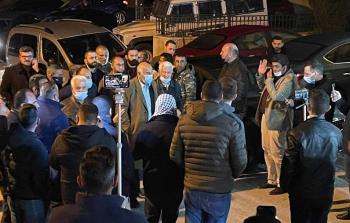 وصول جبريل الرجوب وعباس زكي إلى مقر لجنة الانتخابات في البيرة