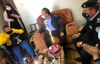 الشرطة في رام الله تفاجئ طفلاً بالاحتفال بيوم ميلاده