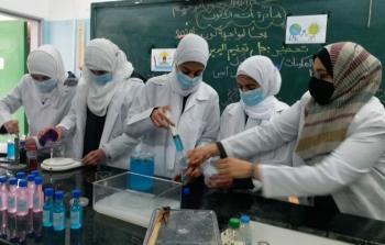 طالبات ثانوية ينتجن مواد تعقيم في إحدى مدارس الوسطى