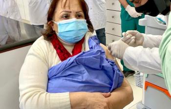 تطعيم وزيرة الصحة الفلسطينية - أرشيف