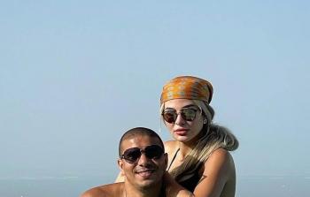 محمد زيدان ينشر صورا جريئة مع زوجته داخل حوض سباحة