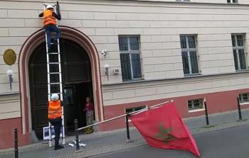 صور موظفو السفارة المغربية في برلين أثناء اعادتهم العلم المغربي بعدما اعتدي عليه ملثمون مجهولون