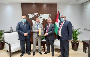 اشتية يتسلم تقرير شئون اللاجئين