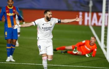 فرحة لاعب ريال مدريد كريم بنزيما بعد تسجيل الهدف الأول في مرمى برشلونة