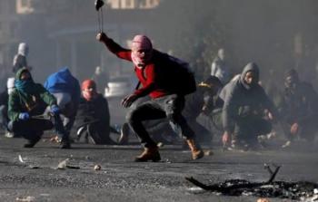 فلسطينيون يرشقون جيش الاحتلال بالحجارة خلال مواجهات في رام الله