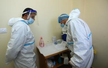 الطواقم الطبية خلال إجراء فحوصات كورونا