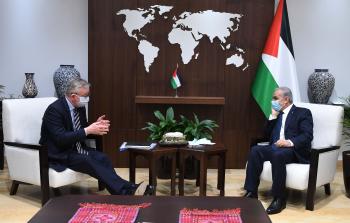 رئيس الوزراء محمد اشتية خلال استقبالهوزير شؤون مجلس الوزراء البريطاني مايكل غوف