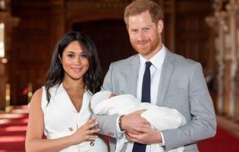 الأمير هاري وزوجته ميجان يحملان طفلهما الأول 