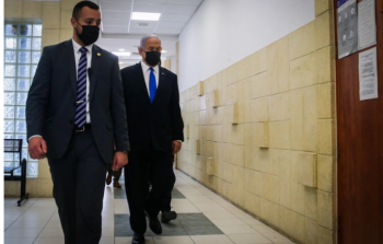 نتنياهو يدخل قاعة المحكمة في القدس