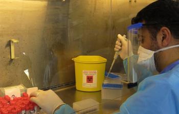 طبيب في مختبر فحص عينات كورونا بغزة