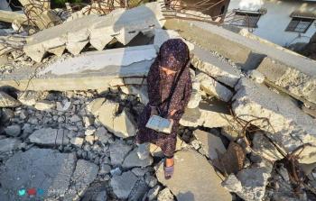 طفلة تقرأ القرآن فوق أنقاض بيتها