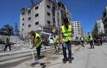 تنظيف شوارع غزة بعد العدوان الاسرائيلي الأخير