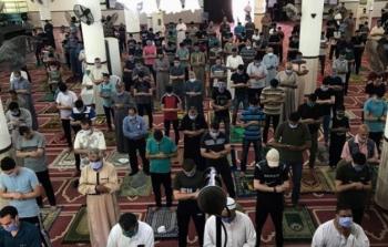 فلسطينيون يؤدون صلاة عيد الفطر في أحد مساجد فلسطين - غزة