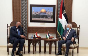 الرئيس محمود عباس خلال استقباله وزير الخارجية المصري