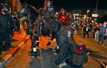 جنود الجيش الاسرائيلي يضربون فتاة فلسطينية في القدس