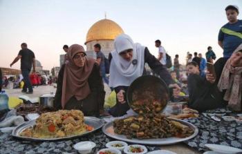 وجبات الافطار للصائمين في ساحة المسجد الاقصى