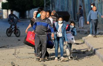 مواطنون من غزة يهربون من منزلهم المستهدف