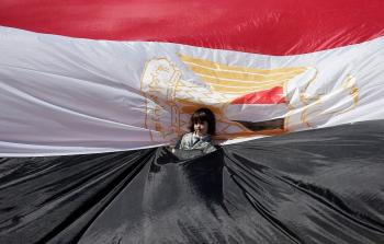 طفلة فلسطينية تتوسط العلم المصري - أرشيف