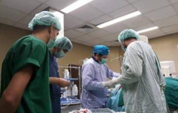 أطباء يجرون عملية جراحية