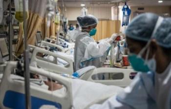 أطباء يعالجون مرضى فيروس كورونا في أحد مشتشفيات مصر