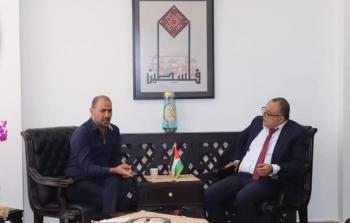 أبو سيف خلال لقائه بممثلين عن مؤسسة جفرا للانتاج الموسيقي