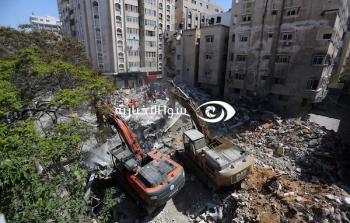 محاولات اخراج ضحايا ومصابين تحت المنازل المدمرة في شارع الوحدة وسط غزة