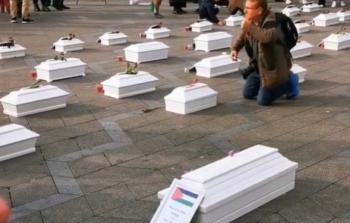 نعوش رمزية في الدنمارك تحمل أسماء شهداء أطفال من قطاع غزة