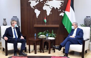 محمد اشتية يبحث مع المبعوث الأوروبي لعملية السلام ملف إعادة إعمار غزة