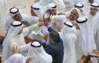 تشابك بالأيدي خلال جلسة أعضاء النواب في مجلس الأمة الكويتي